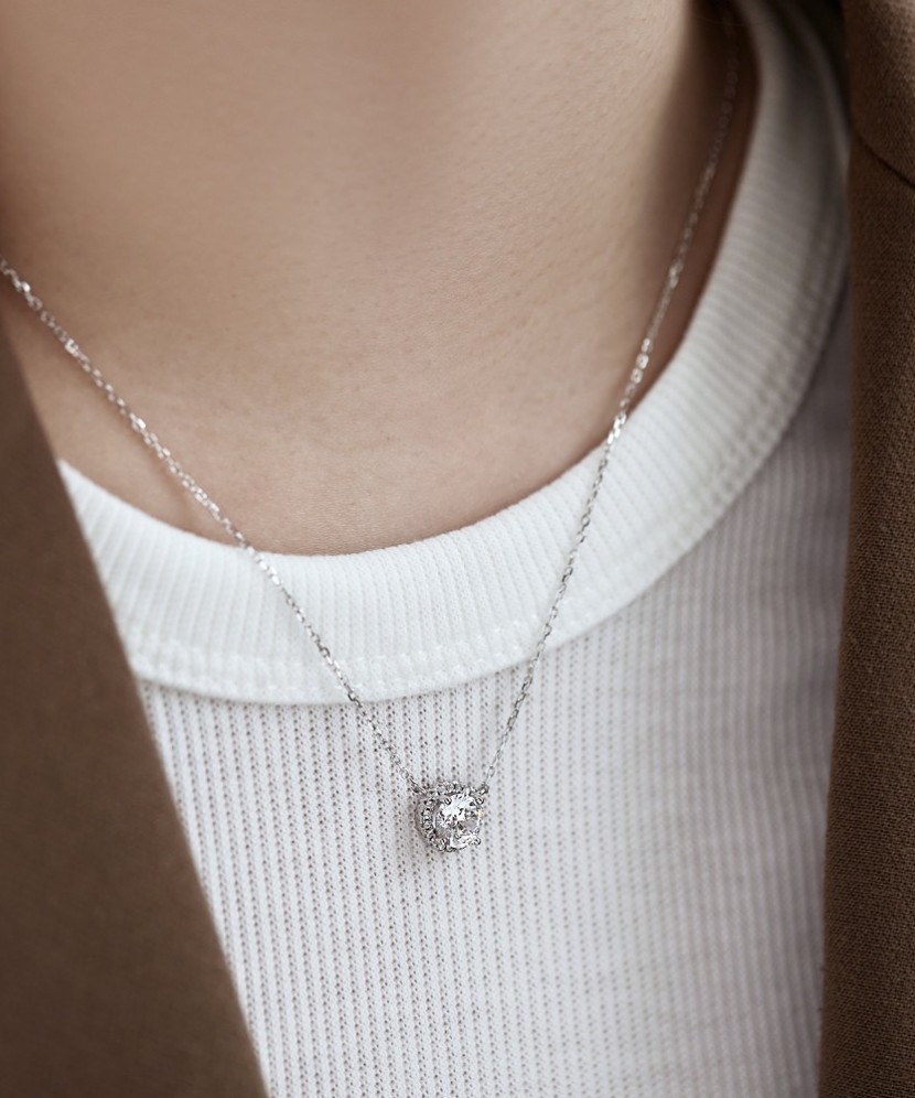 Sterling silver chain with zirconium pendant
