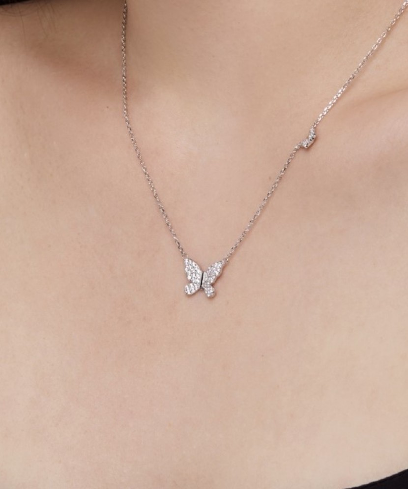 Sterling silver chain with zirconium pendant