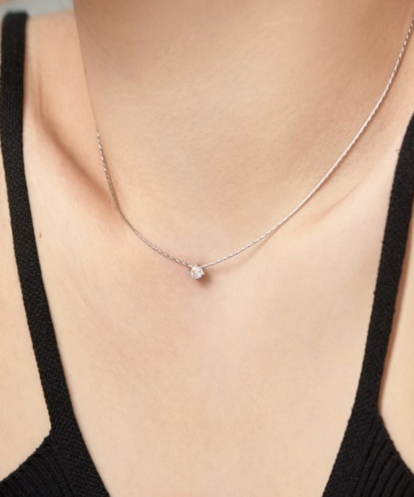 Sterling silver chain with zirconium pendant