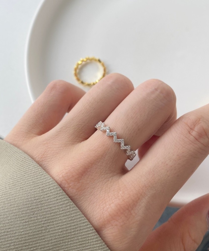 Sterling silver ring with zircons