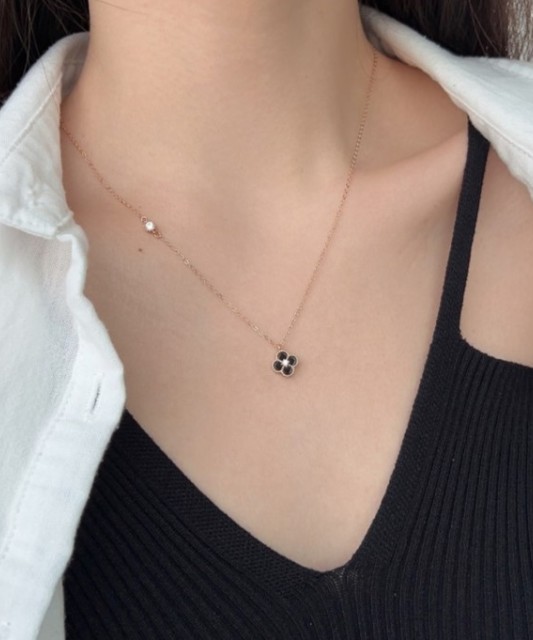 Gilded silver chain with enamel and zircon pendant