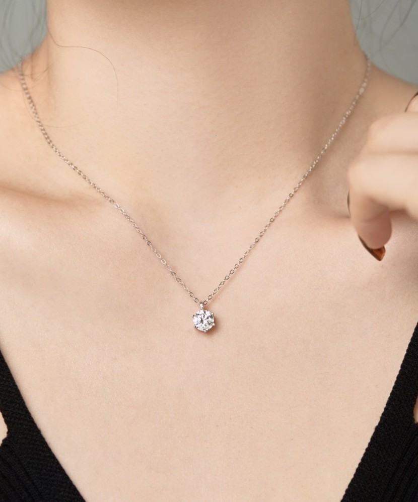 Sterling silver chain with zirconium pendant