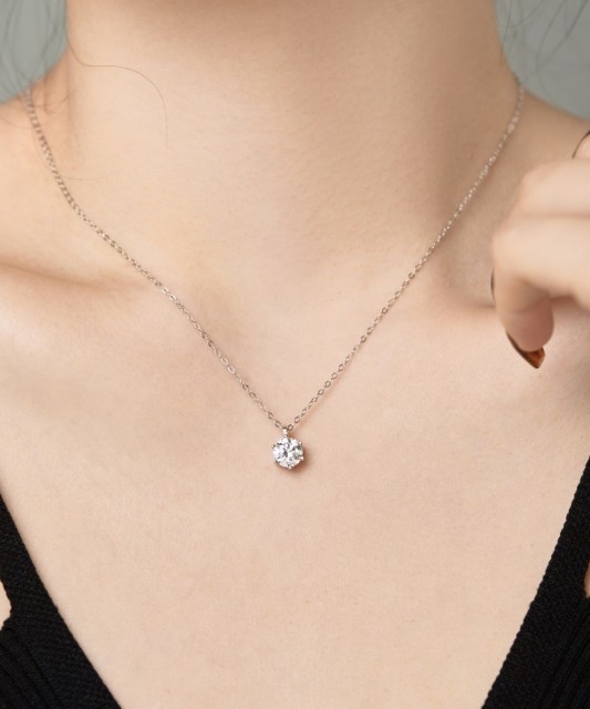 Sterling silver chain with zirconium pendant