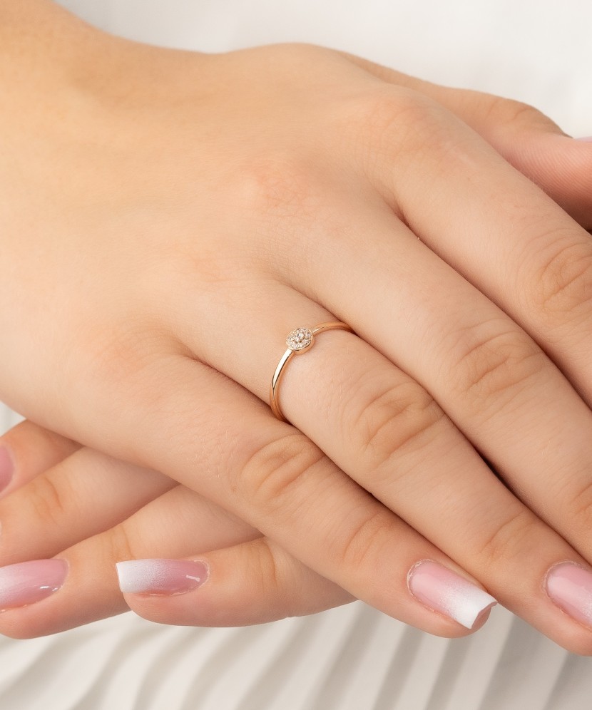 Gold ring with zircons