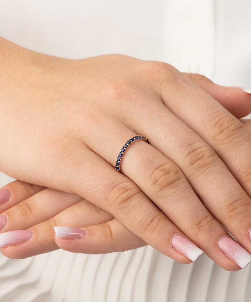 Gold ring with zircons