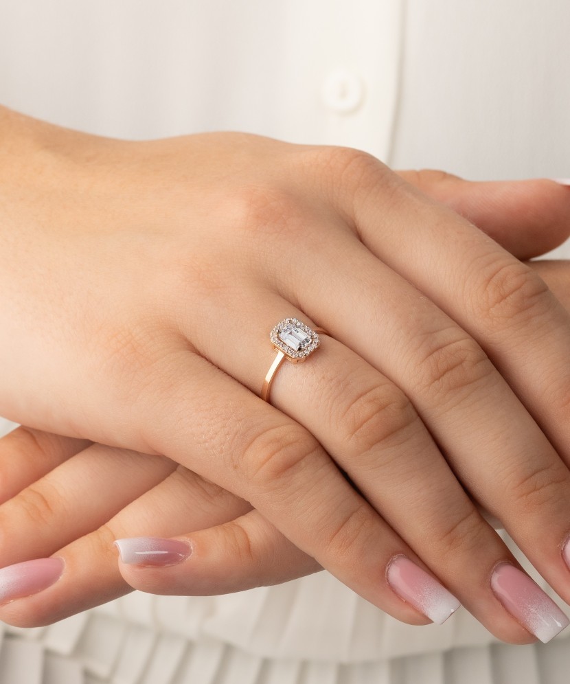 Gold ring with zircons