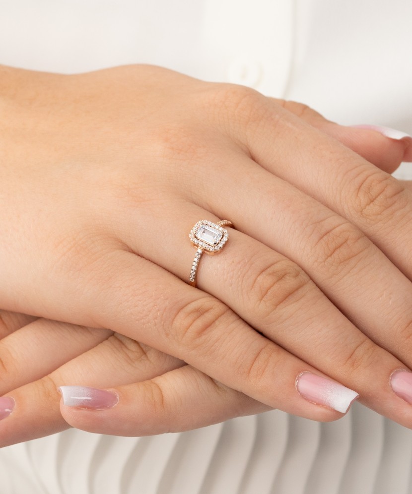 Gold ring with zircons