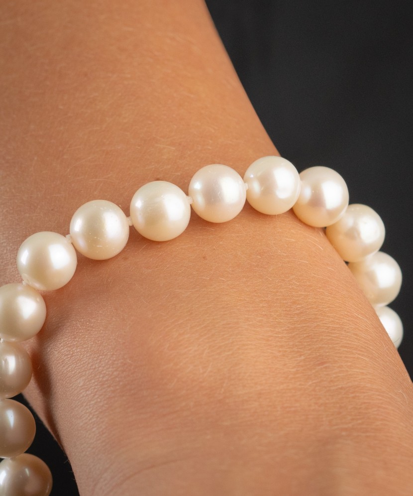 Pearl bracele twith gold