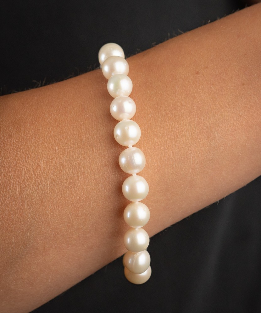 Pearl bracele twith gold