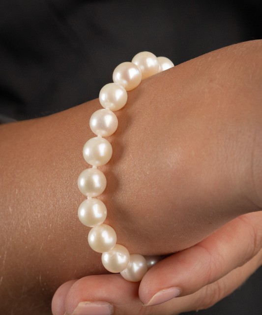 Pearl bracele twith gold