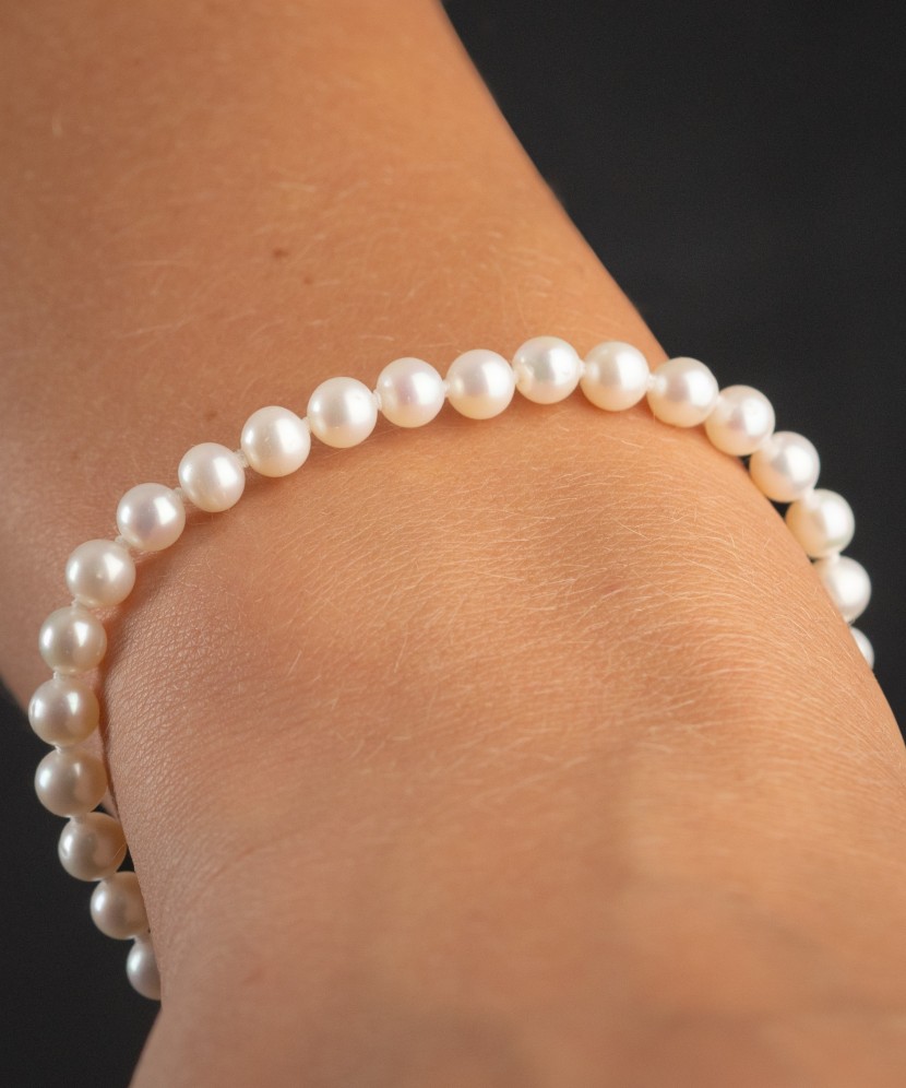 Pearl bracele twith gold Pearl bracele twith gold