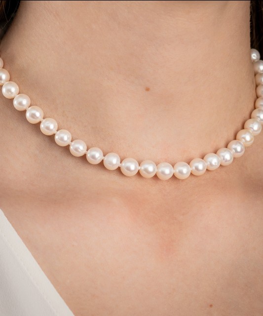 Pearl necklaces with gold
