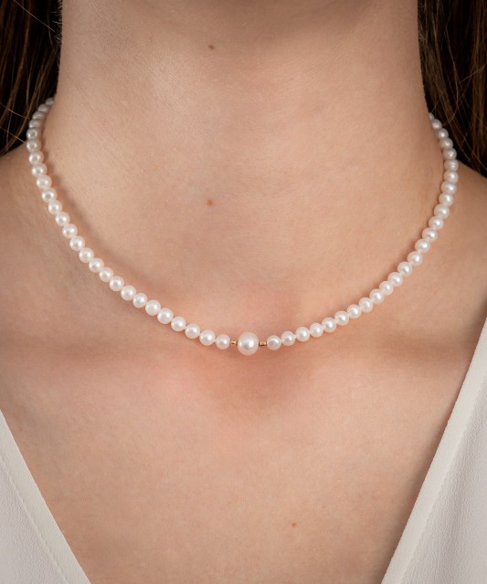 Pearl necklaces with gold