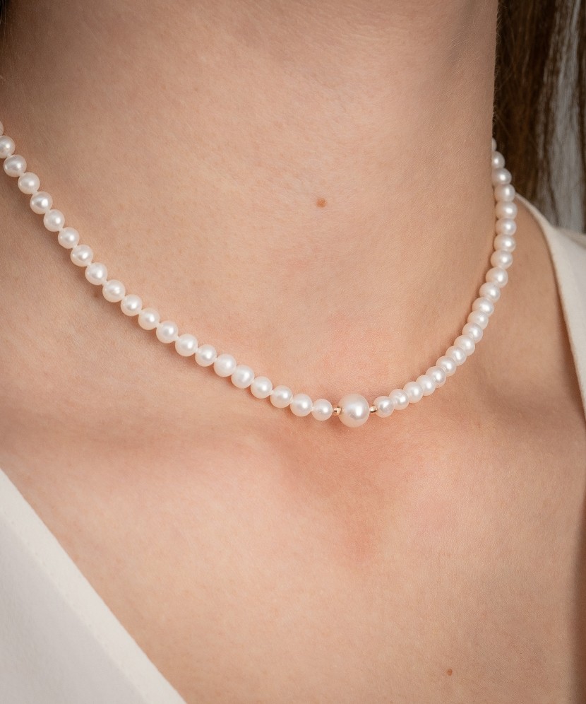 Pearl necklaces with gold