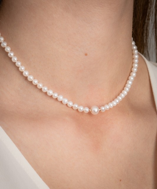 Pearl necklaces with gold