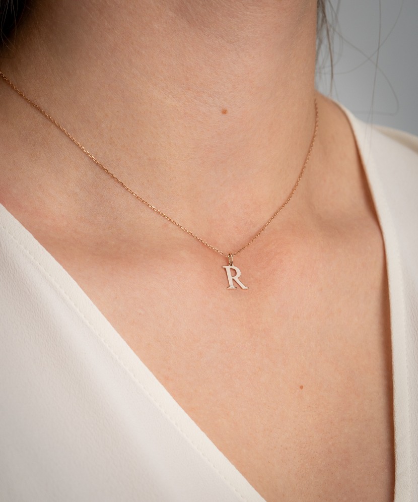 Золотой кулон с бриллиантом, буква R