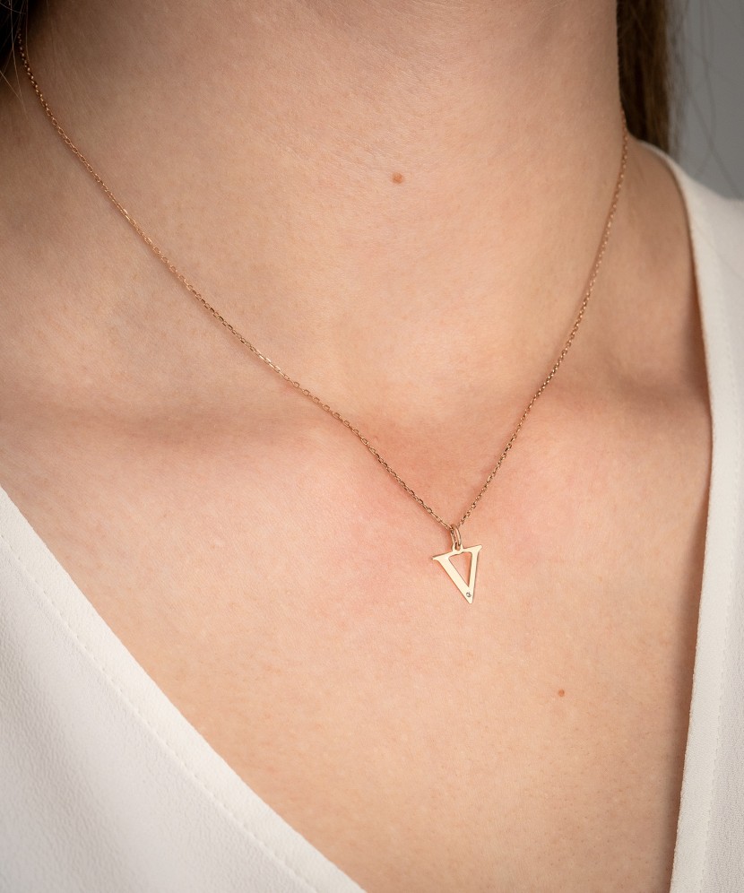 Золотой кулон с бриллиантом, буква V