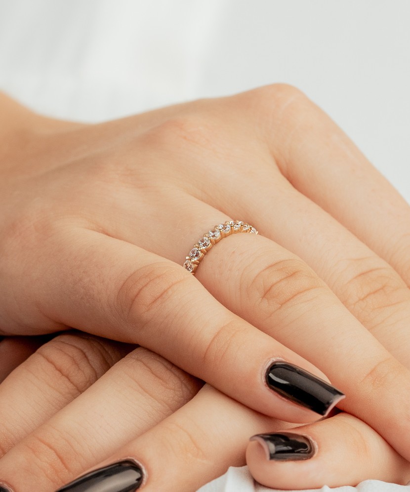 Gold ring with zircons