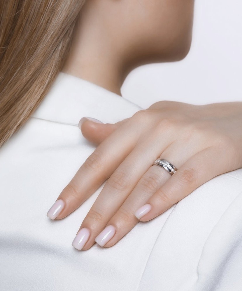 Sterling silver ring with zircons