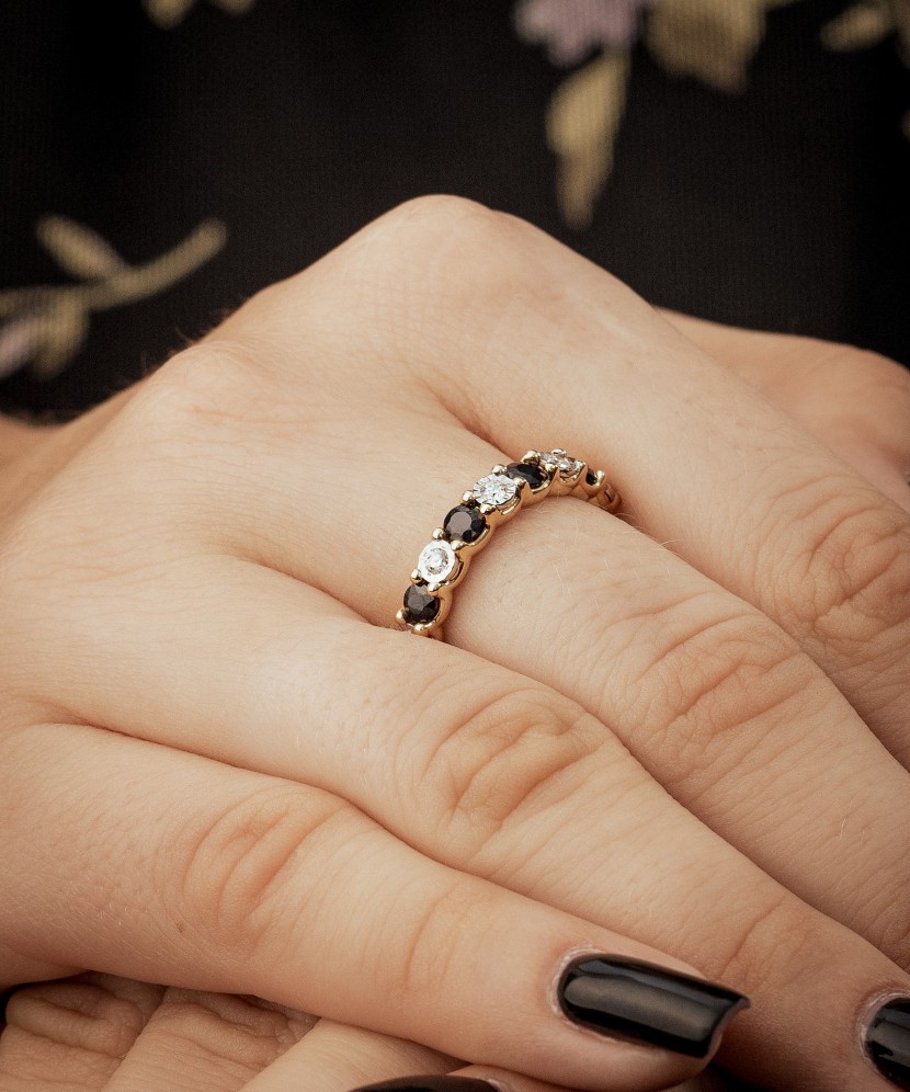 Кольцо из желтого золота с бриллиантами и сапфирами Кольцо из желтого золота с бриллиантами и сапфирами