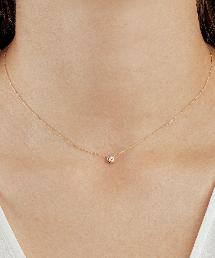 Gold chain with zirconium pendant