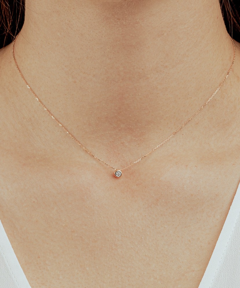 Gold chain with diamond pendant