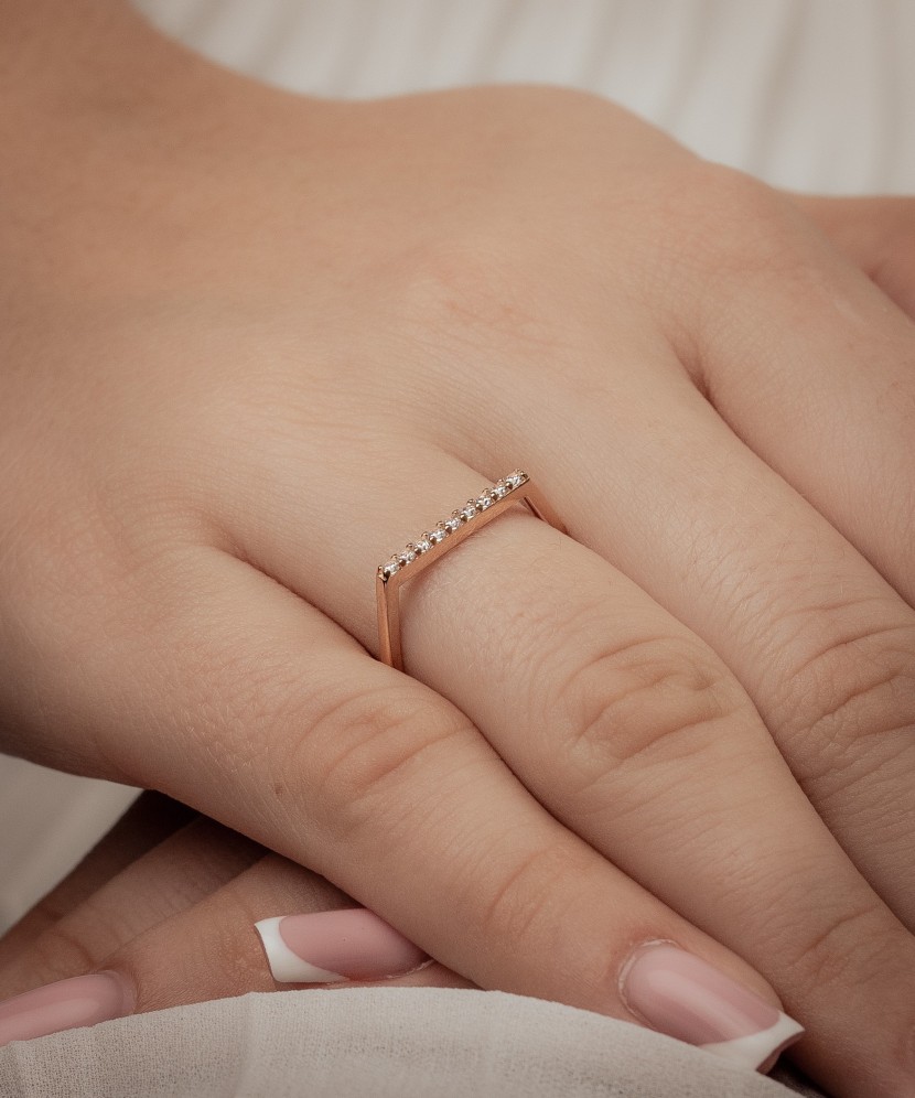 Gold ring with zircons