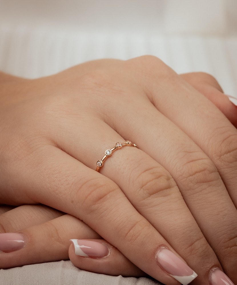 Золотое кольцо с цирконами Золотое кольцо с цирконами