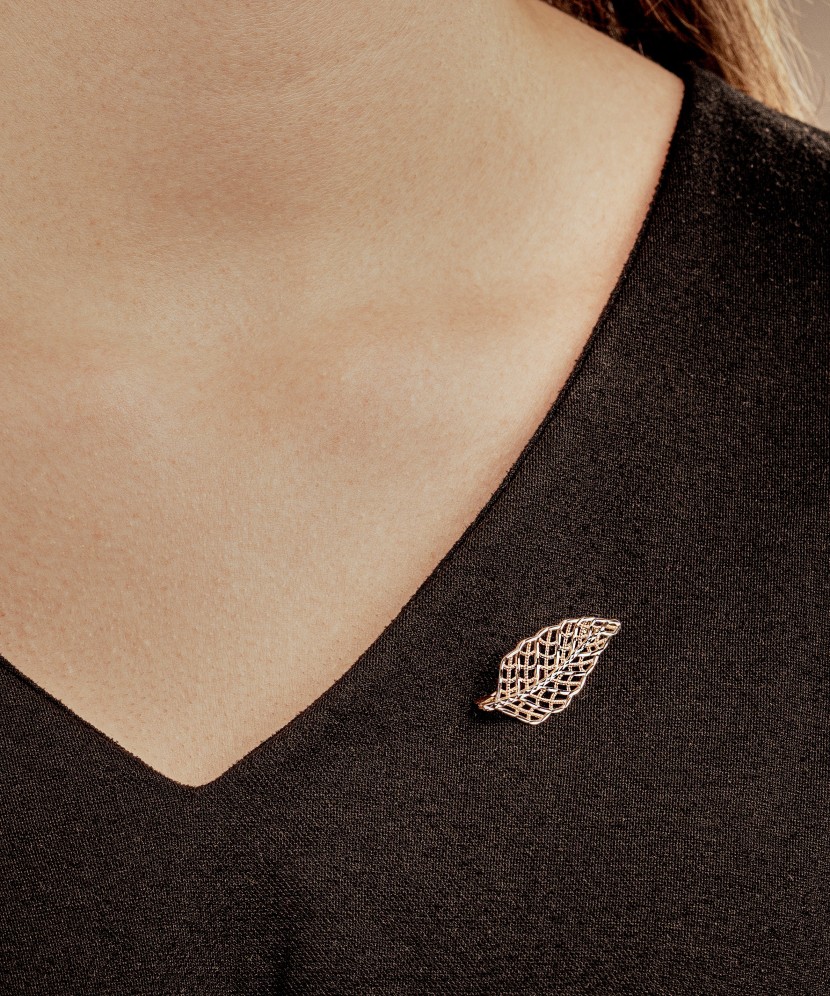 Золотая брошь "Лист"