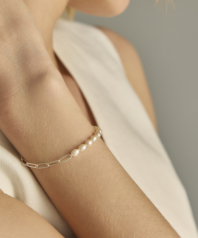 Pearl bracelet with silver