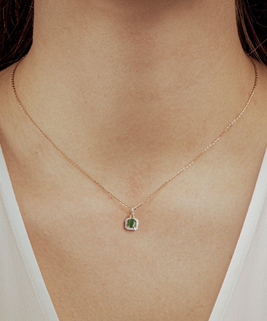 Gold pendant with emerald and diamonds