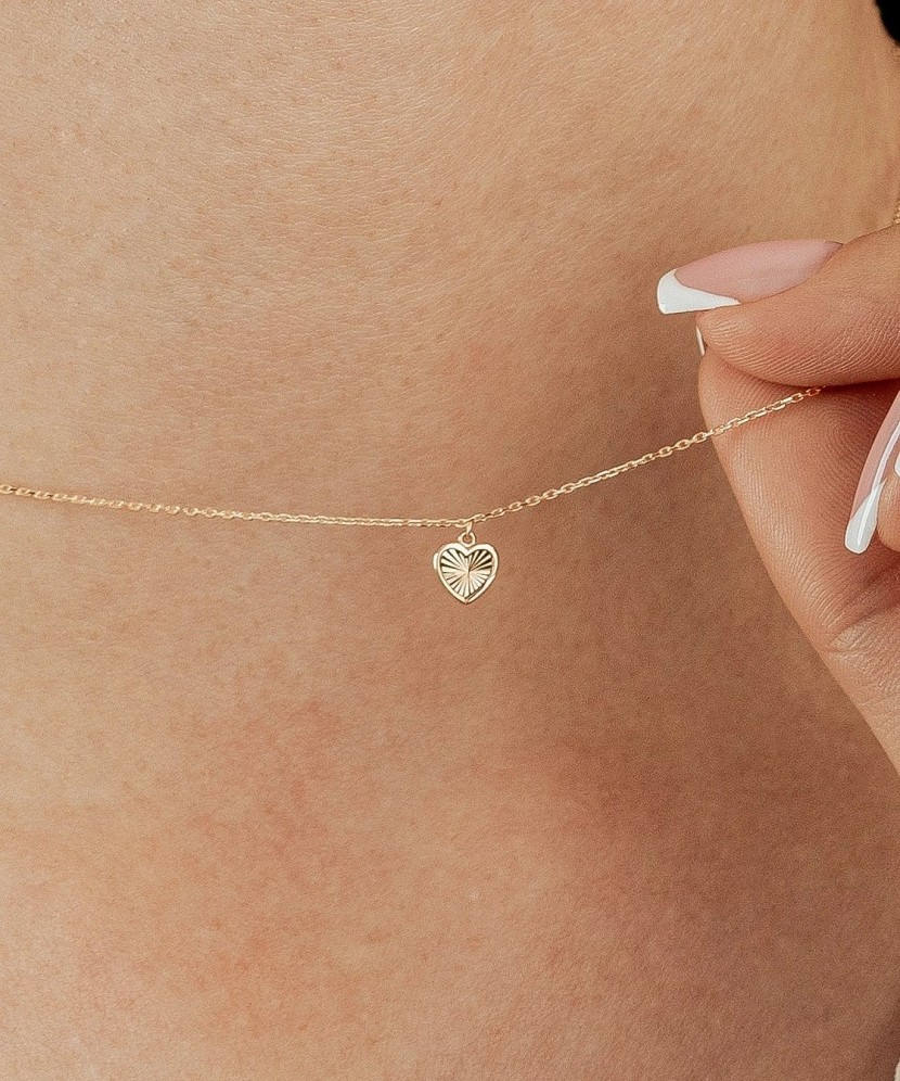 Gold chain with pendant "heart"