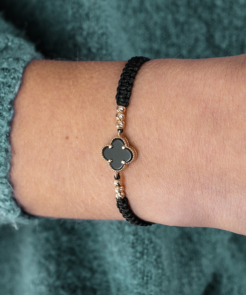 Браслет из красной нити с золотом и ониксом