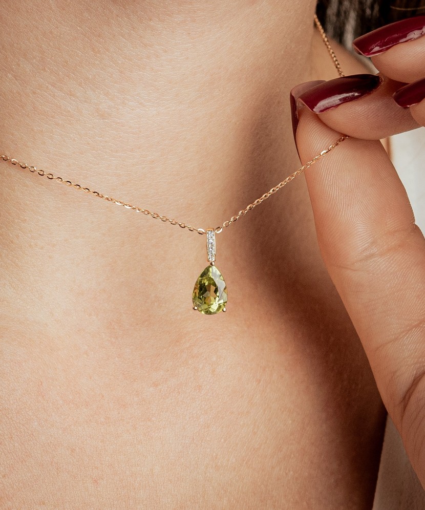 Yellow gold pendant with diamonds and peridot