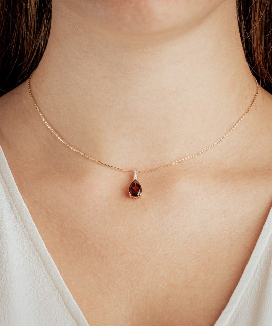 Yellow gold pendant with diamonds and garnet