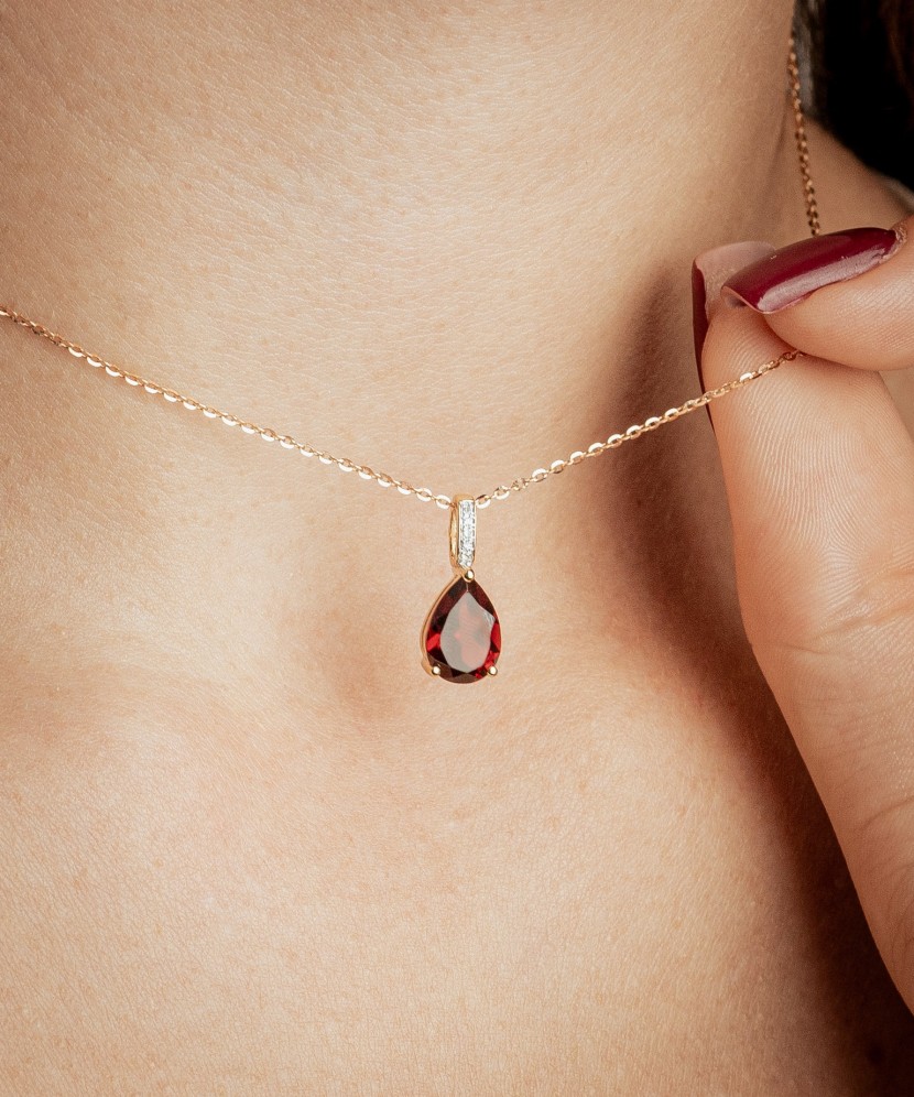 Yellow gold pendant with diamonds and garnet