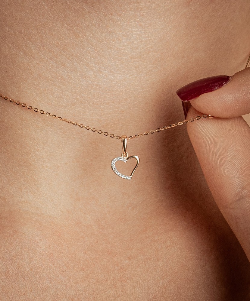 Gold pendant with diamonds