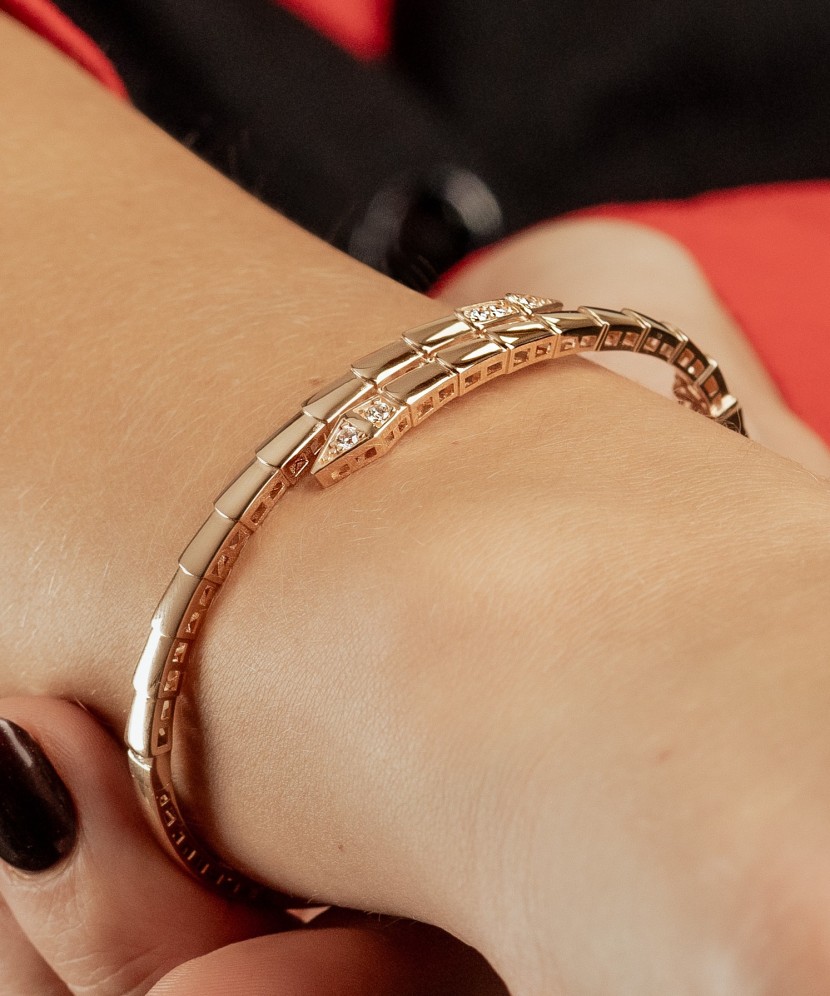 Gold bracelet with zircons