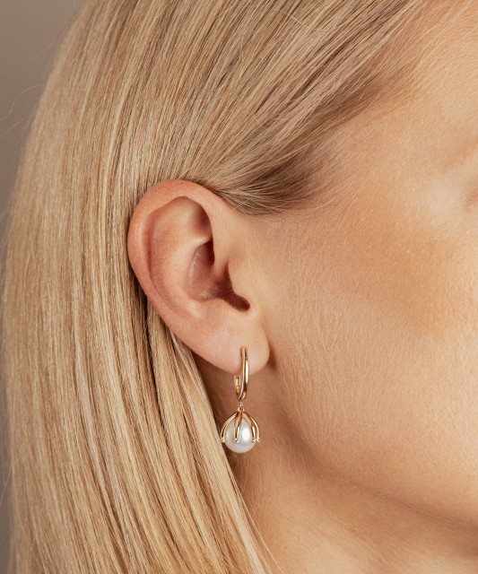 Gold earrings with pearls and zircons