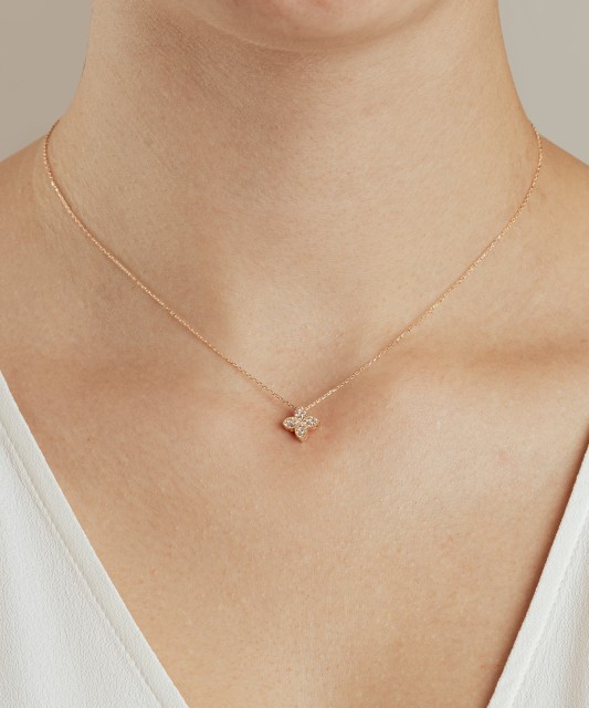 Gold chain with zirconium pendant
