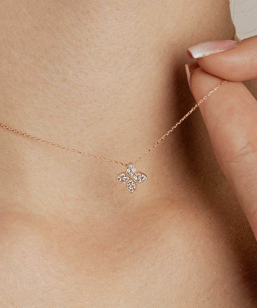 Gold chain with zirconium pendant