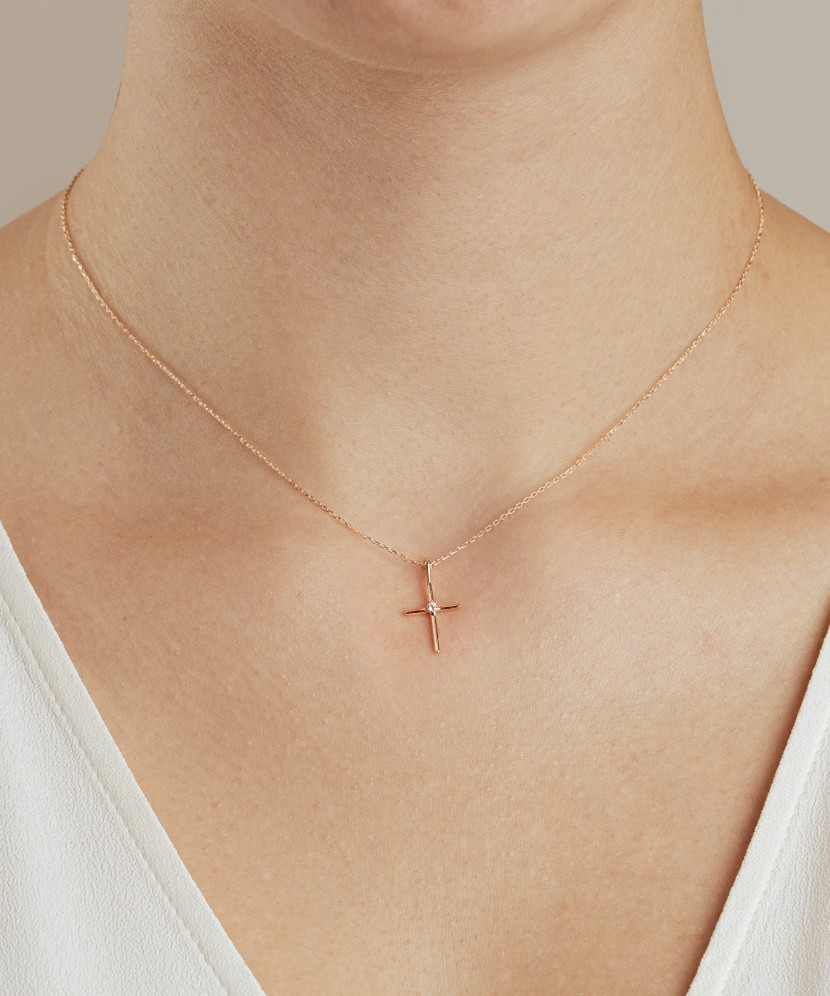 Gold pendant with diamond "cross"