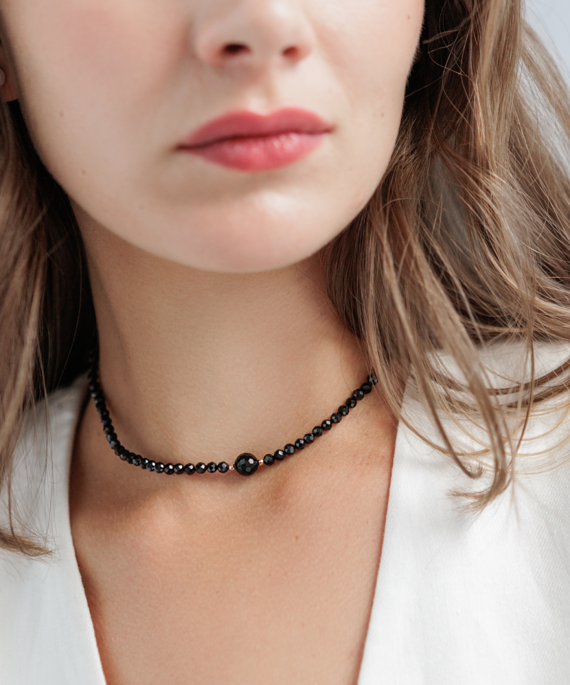 Necklace with onyx and gold