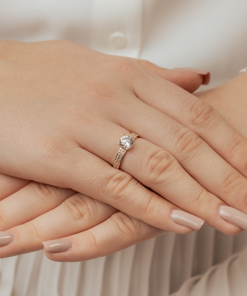 Gold ring with zircons