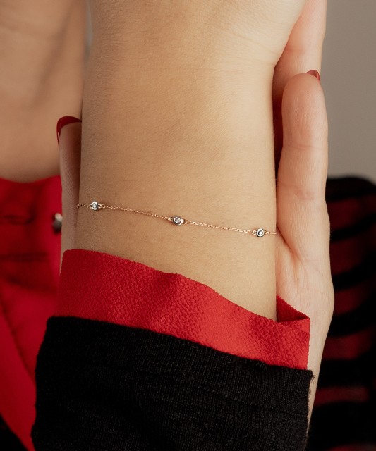 Gold bracelet with diamonds