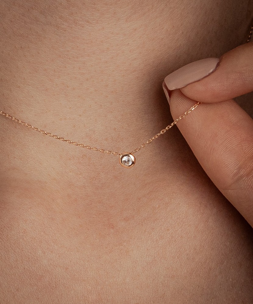 Gold chain with zirconium pendant