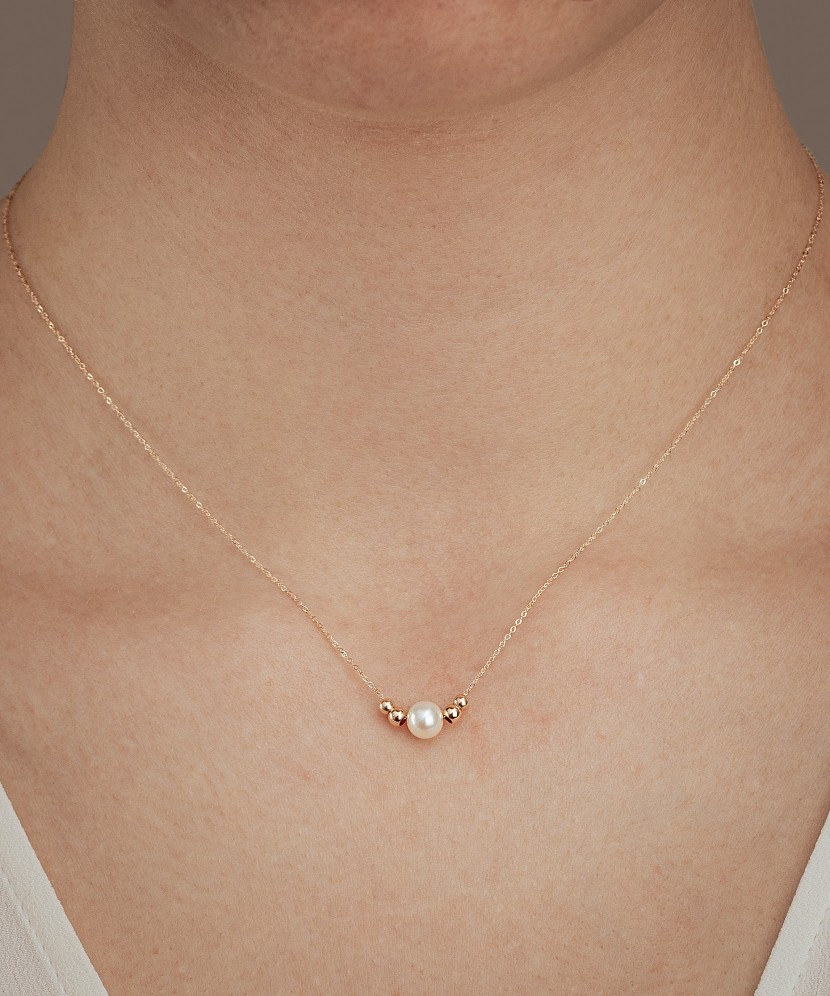 Gold chain with pearl pendant