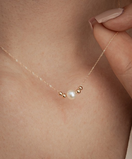 Gold chain with pearl pendant
