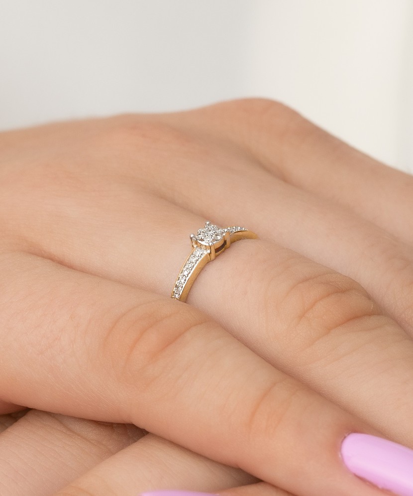 Gold ring with diamonds