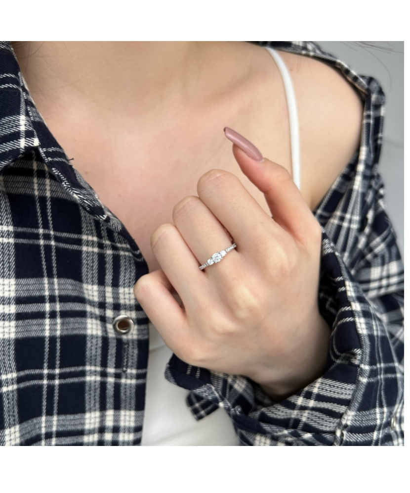 Серебряное кольцо с цирконами